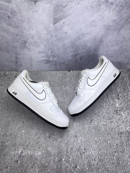 Nike Air Force 1 Low White Black Outline — buty sportowe męskie w bardzo dobrym stanie rozmiar 45.5, widok z góry na zewnętrzną stronę butów