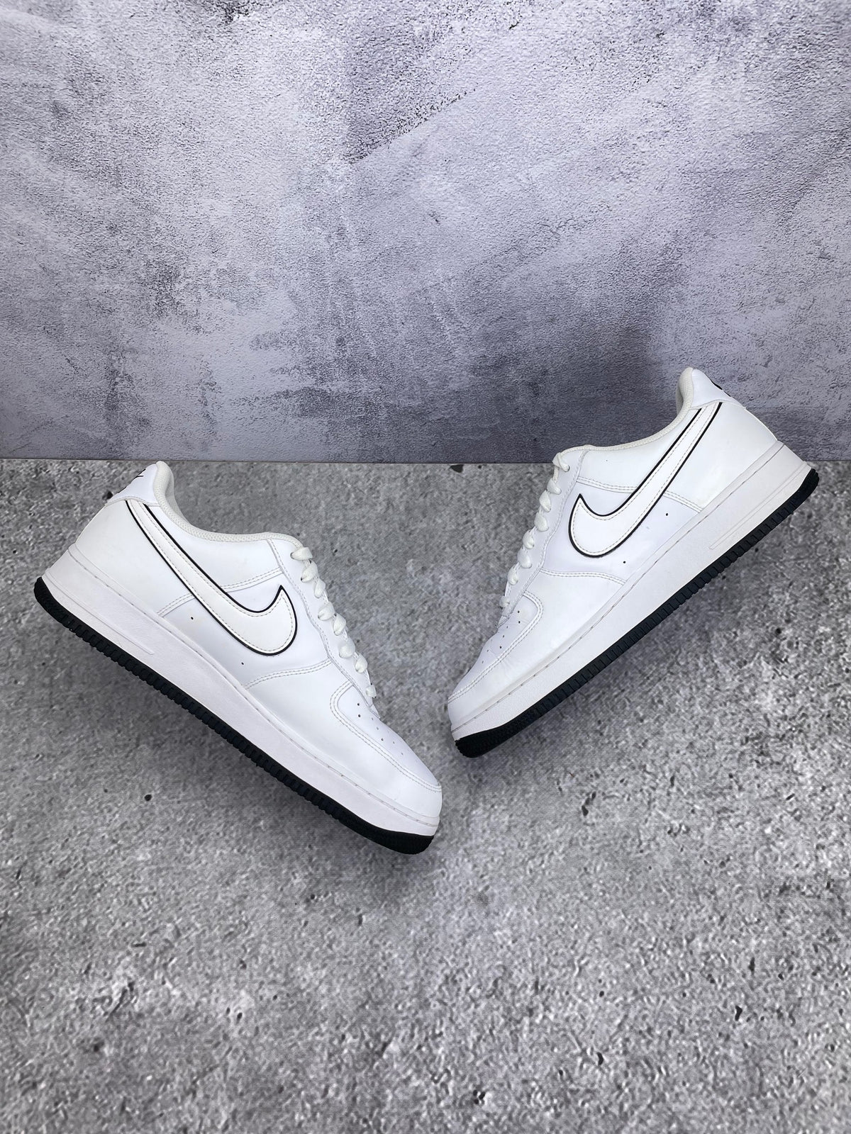 Nike Air Force 1 Low White Black Outline — buty sportowe męskie w bardzo dobrym stanie rozmiar 45.5, zewnętrzny panel prawego buta