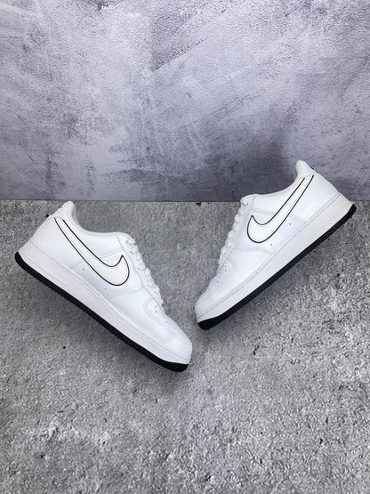 Nike Air Force 1 Low White Black Outline — buty sportowe męskie w bardzo dobrym stanie rozmiar 45.5, zewnętrzny panel prawego buta