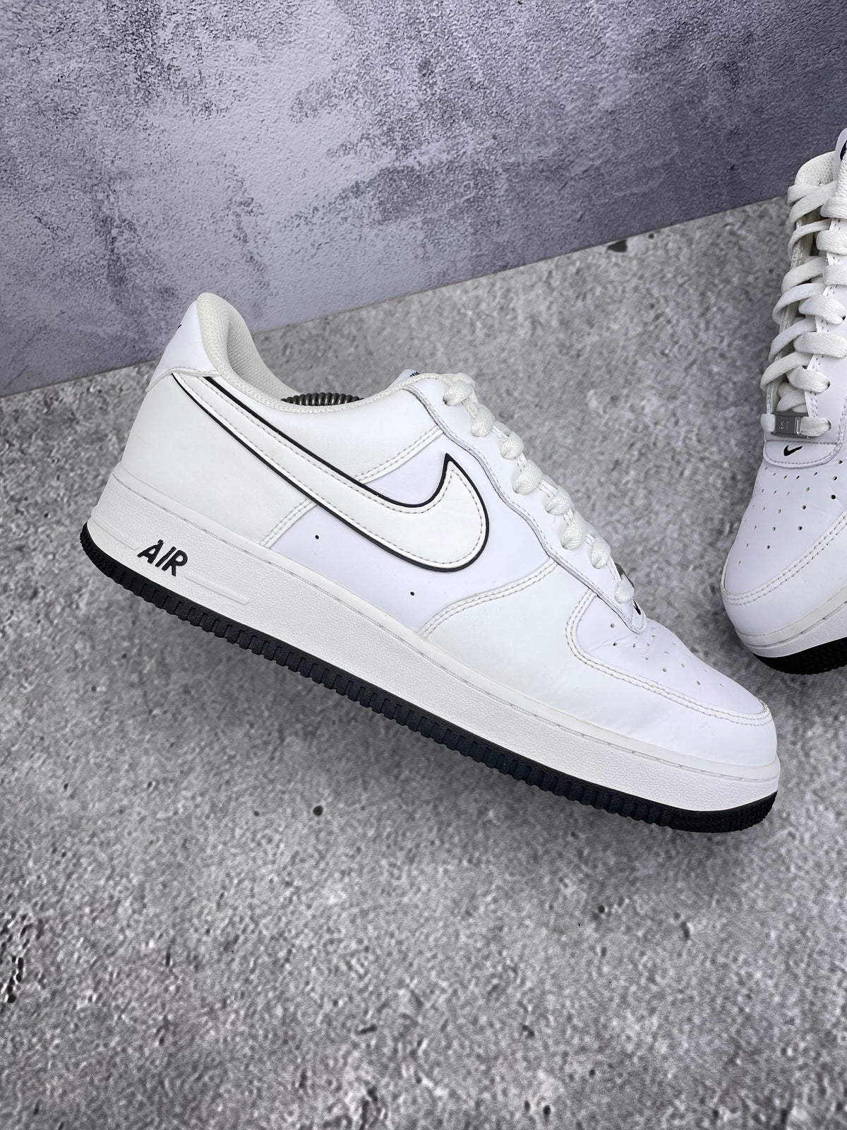 Nike Air Force 1 Low White Black Outline — buty sportowe męskie w bardzo dobrym stanie rozmiar 45.5, zewnętrzny panel lewego buta