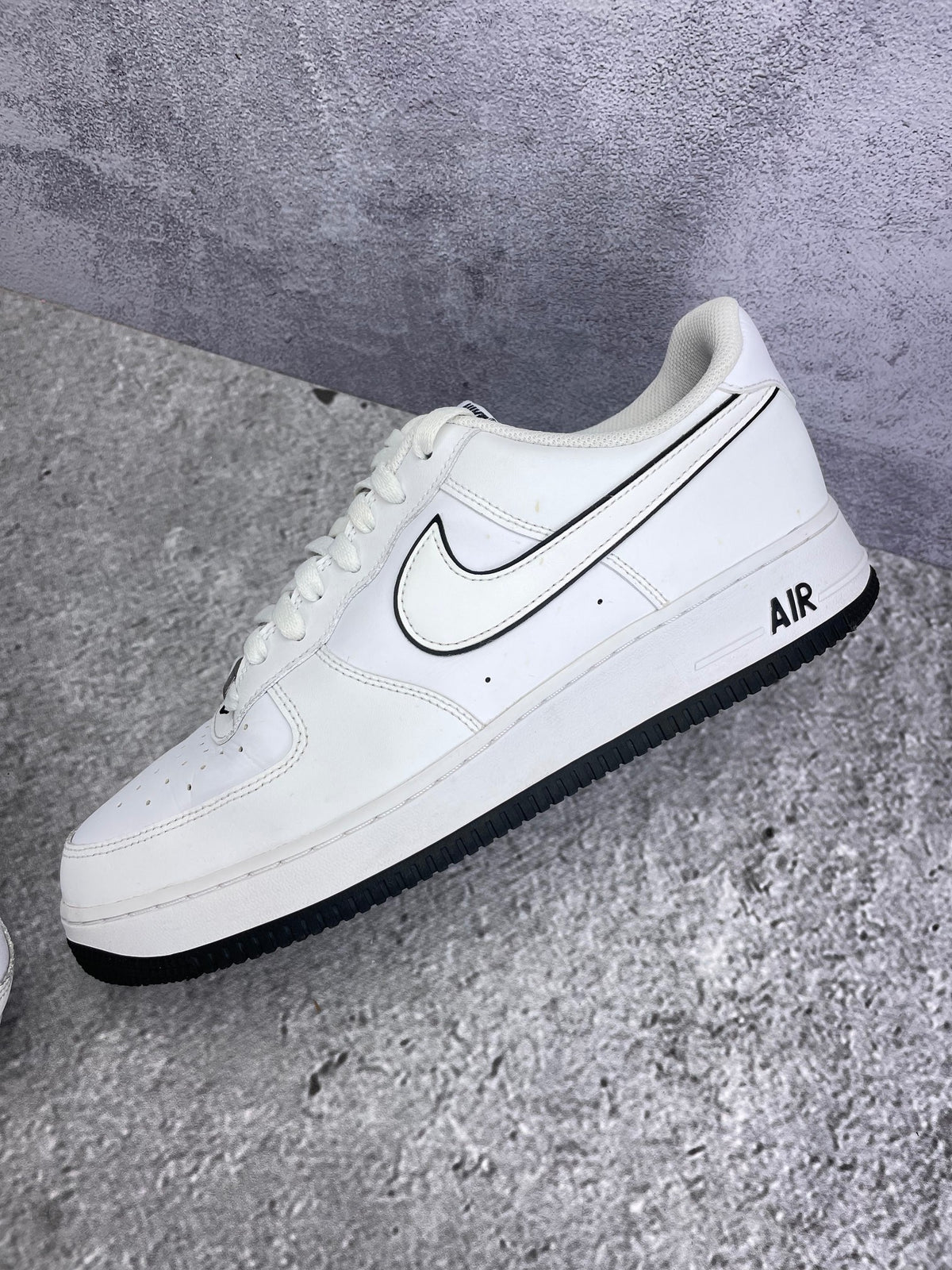 Nike Air Force 1 Low White Black Outline — buty sportowe męskie w bardzo dobrym stanie rozmiar 45.5, widok z góry na wewnętrzną stronę butów