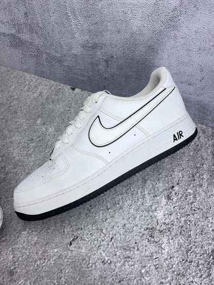 Nike Air Force 1 Low White Black Outline — buty sportowe męskie w bardzo dobrym stanie rozmiar 45.5, widok z góry na wewnętrzną stronę butów