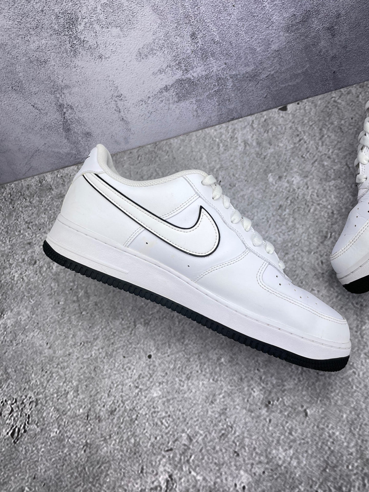 Nike Air Force 1 Low White Black Outline — buty sportowe męskie w bardzo dobrym stanie rozmiar 45.5, wewnętrzny panel lewego buta
