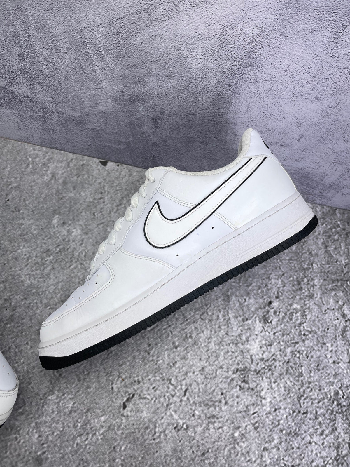 Nike Air Force 1 Low White Black Outline — buty sportowe męskie w bardzo dobrym stanie rozmiar 45.5, wewnętrzny panel prawego buta