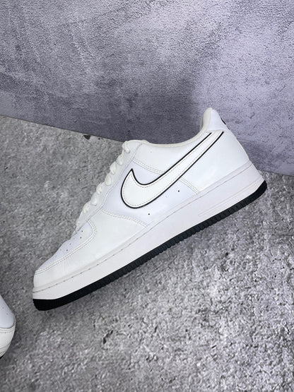 Nike Air Force 1 Low White Black Outline — buty sportowe męskie w bardzo dobrym stanie rozmiar 45.5, wewnętrzny panel prawego buta
