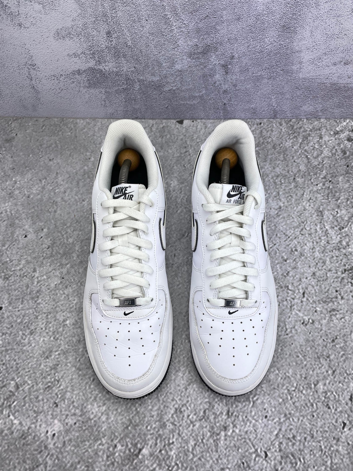 Nike Air Force 1 Low White Black Outline — buty sportowe męskie w bardzo dobrym stanie rozmiar 45.5, widok z góry
