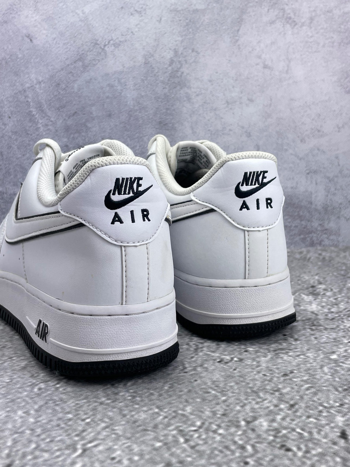 Nike Air Force 1 Low White Black Outline — buty sportowe męskie w bardzo dobrym stanie rozmiar 45.5, widok z tyłu