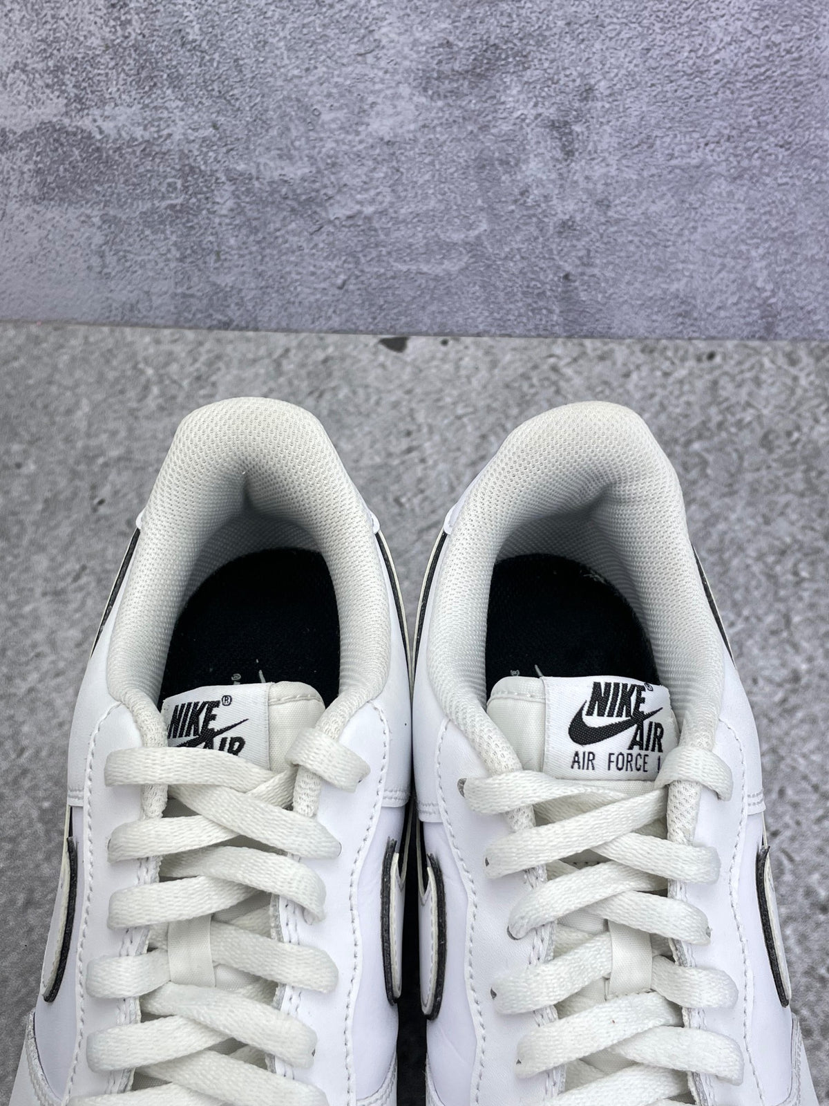 Nike Air Force 1 Low White Black Outline — buty sportowe męskie w bardzo dobrym stanie rozmiar 45.5, zapiętki butów