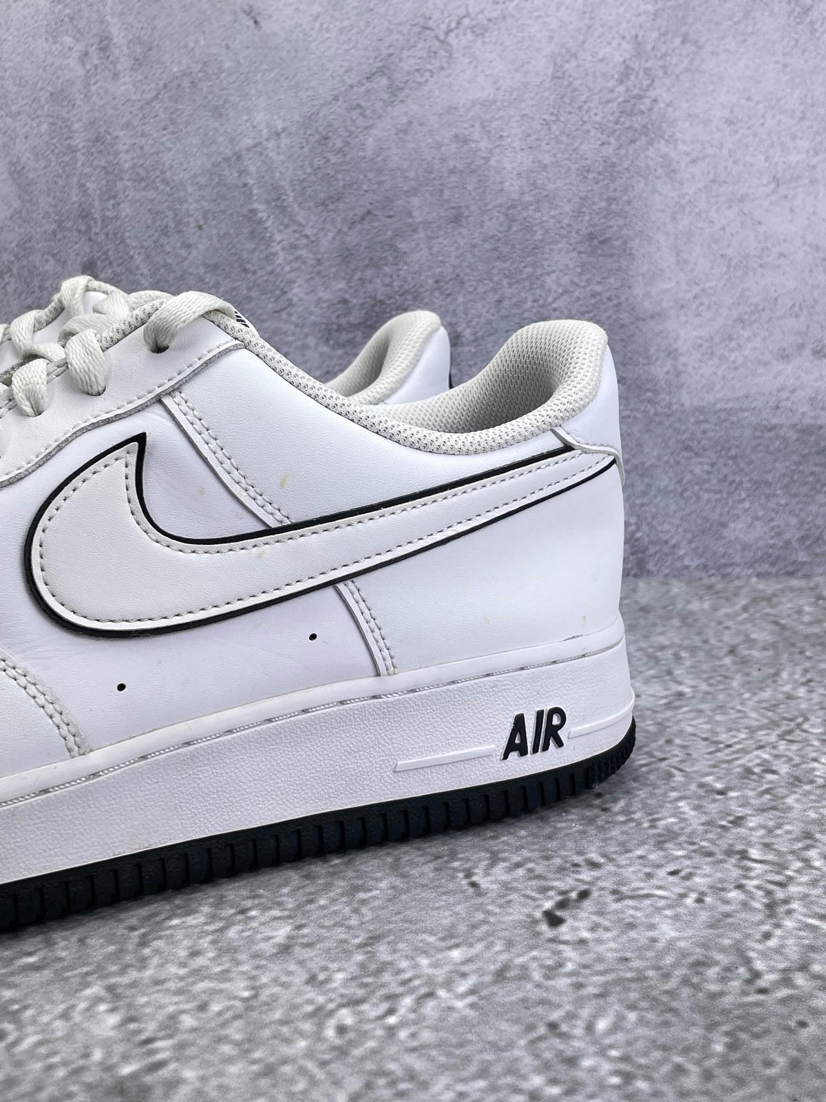 Nike Air Force 1 Low White Black Outline — buty sportowe męskie w bardzo dobrym stanie rozmiar 45.5, opcjonalne zdjęcie 1