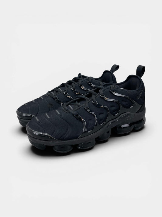 Nike Air VaporMax Plus Triple Black — buty sportowe męskie w bardzo dobrym stanie rozmiar 42.5, widok z boku