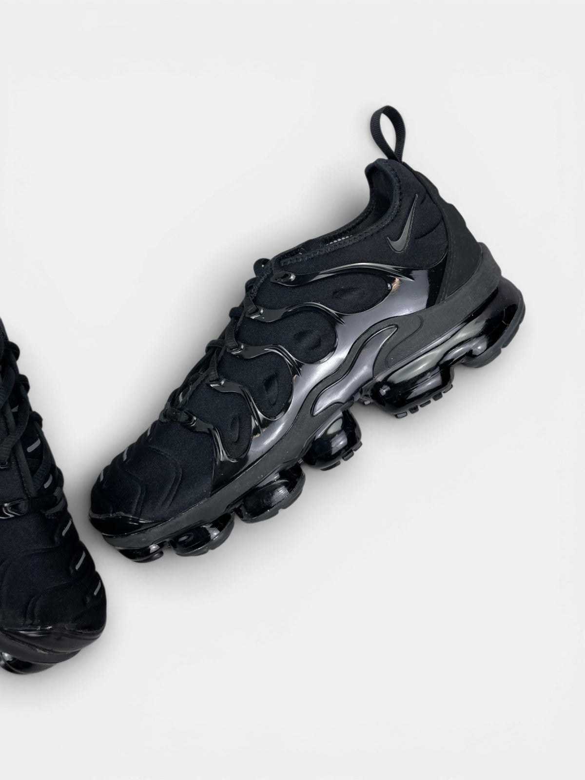 Nike Air VaporMax Plus Triple Black — buty sportowe męskie w bardzo dobrym stanie rozmiar 42.5, widok z góry na wewnętrzną stronę butów
