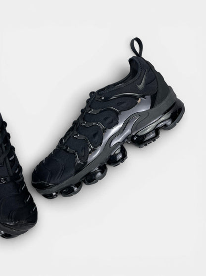 Nike Air VaporMax Plus Triple Black — buty sportowe męskie w bardzo dobrym stanie rozmiar 42.5, widok z góry na wewnętrzną stronę butów