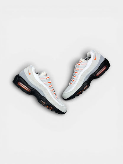 Nike Air Max 95 Wolf Grey Safety Orange (Pure Platinum) — buty sportowe męskie w bardzo dobrym stanie rozmiar 44, widok z góry na zewnętrzną stronę butów