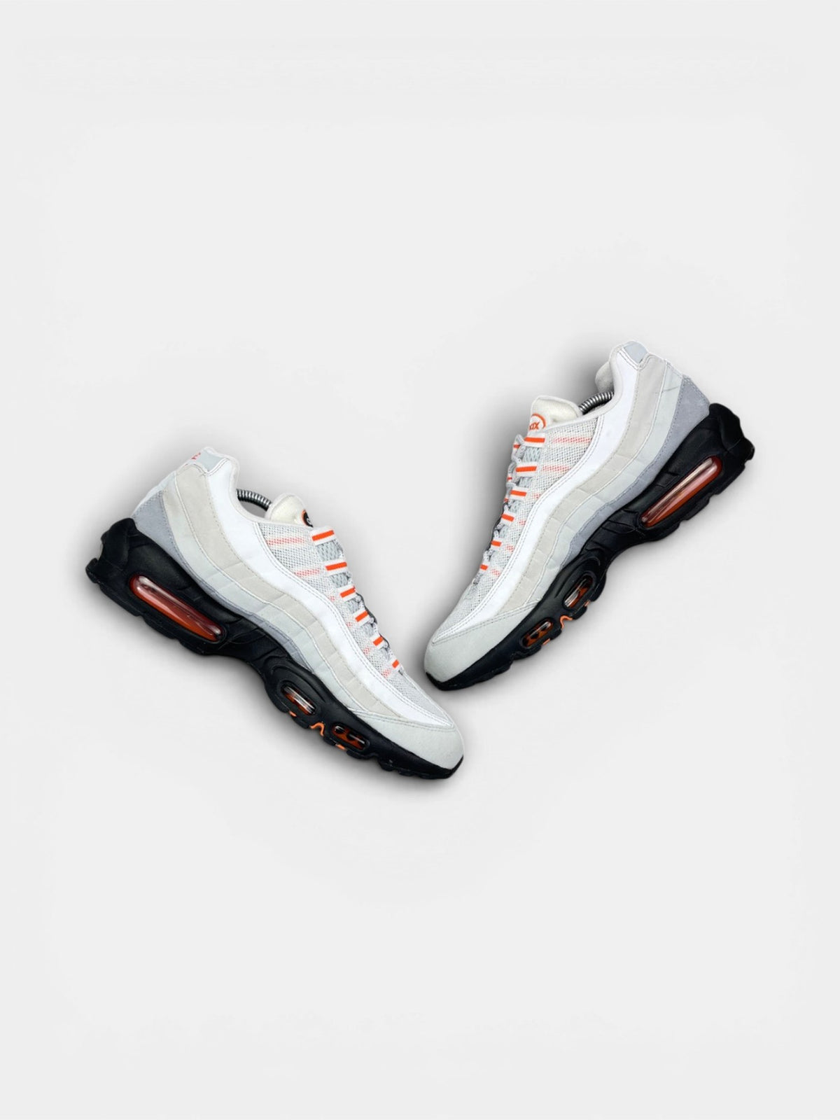 Nike Air Max 95 Wolf Grey Safety Orange (Pure Platinum) — buty sportowe męskie w bardzo dobrym stanie rozmiar 44, zewnętrzny panel prawego buta