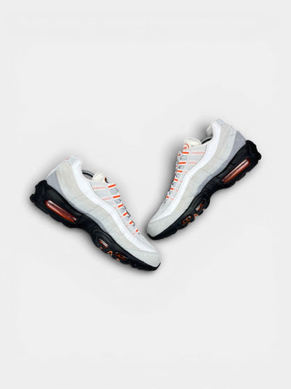 Nike Air Max 95 Wolf Grey Safety Orange (Pure Platinum) — buty sportowe męskie w bardzo dobrym stanie rozmiar 44, zewnętrzny panel prawego buta