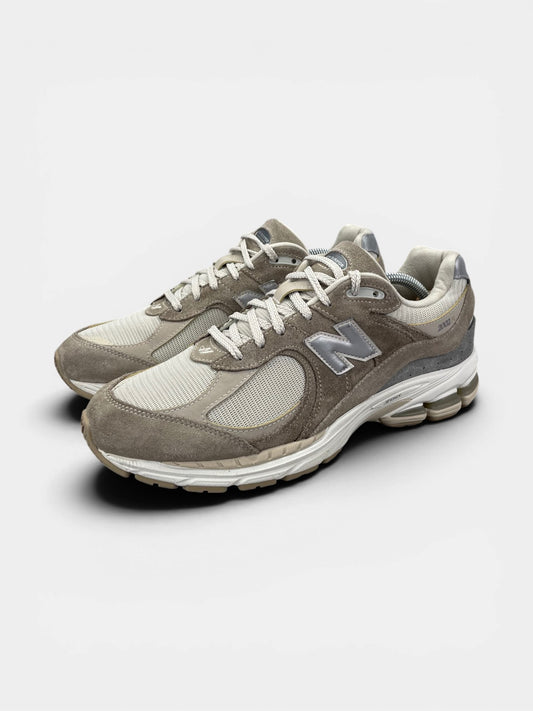 New Balance 2002R — buty sportowe męskie w bardzo dobrym stanie rozmiar 44.5, widok z boku