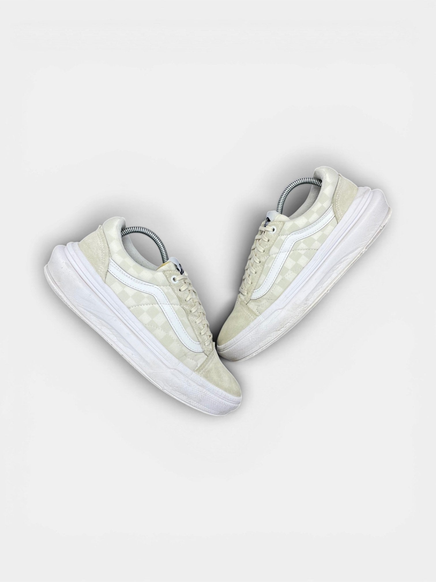 Vans Sneakers — buty sportowe damskie w bardzo dobrym stanie rozmiar 40, widok z góry na zewnętrzną stronę butów
