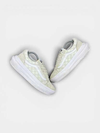 Vans Sneakers — buty sportowe damskie w bardzo dobrym stanie rozmiar 40, widok z góry na zewnętrzną stronę butów