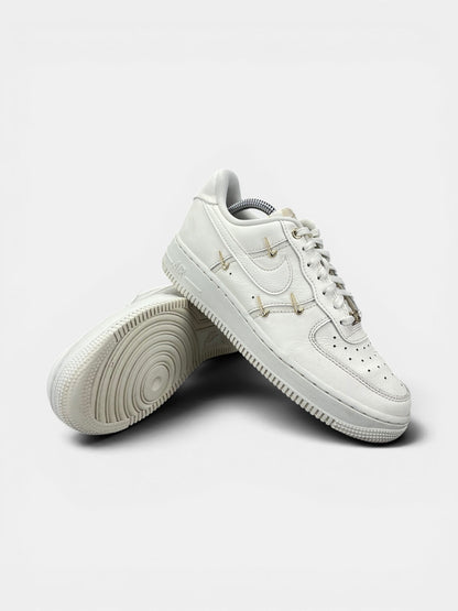 Nike Air Force 1 Low — buty sportowe damskie w bardzo dobrym stanie rozmiar 38.5, boczny profil