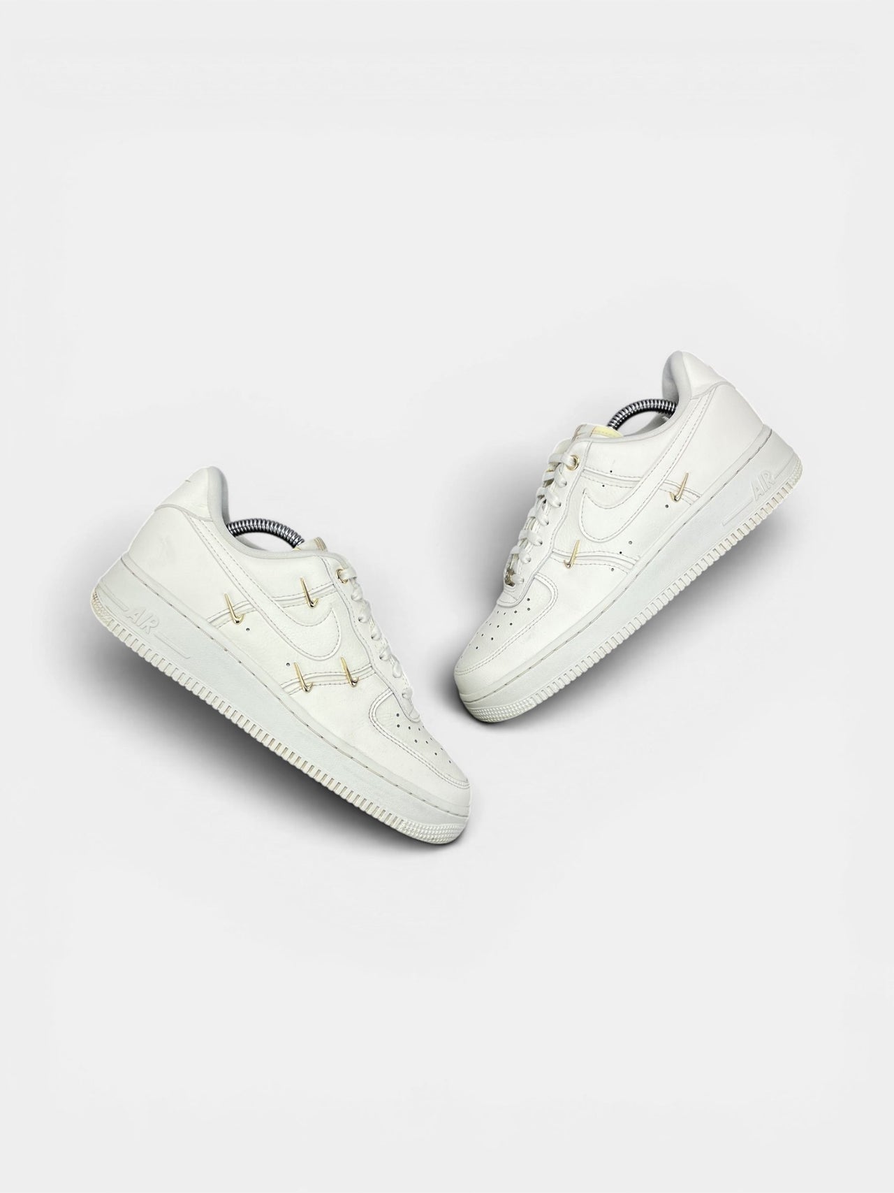 Nike Air Force 1 Low — buty sportowe damskie w bardzo dobrym stanie rozmiar 38.5, widok z góry na zewnętrzną stronę butów