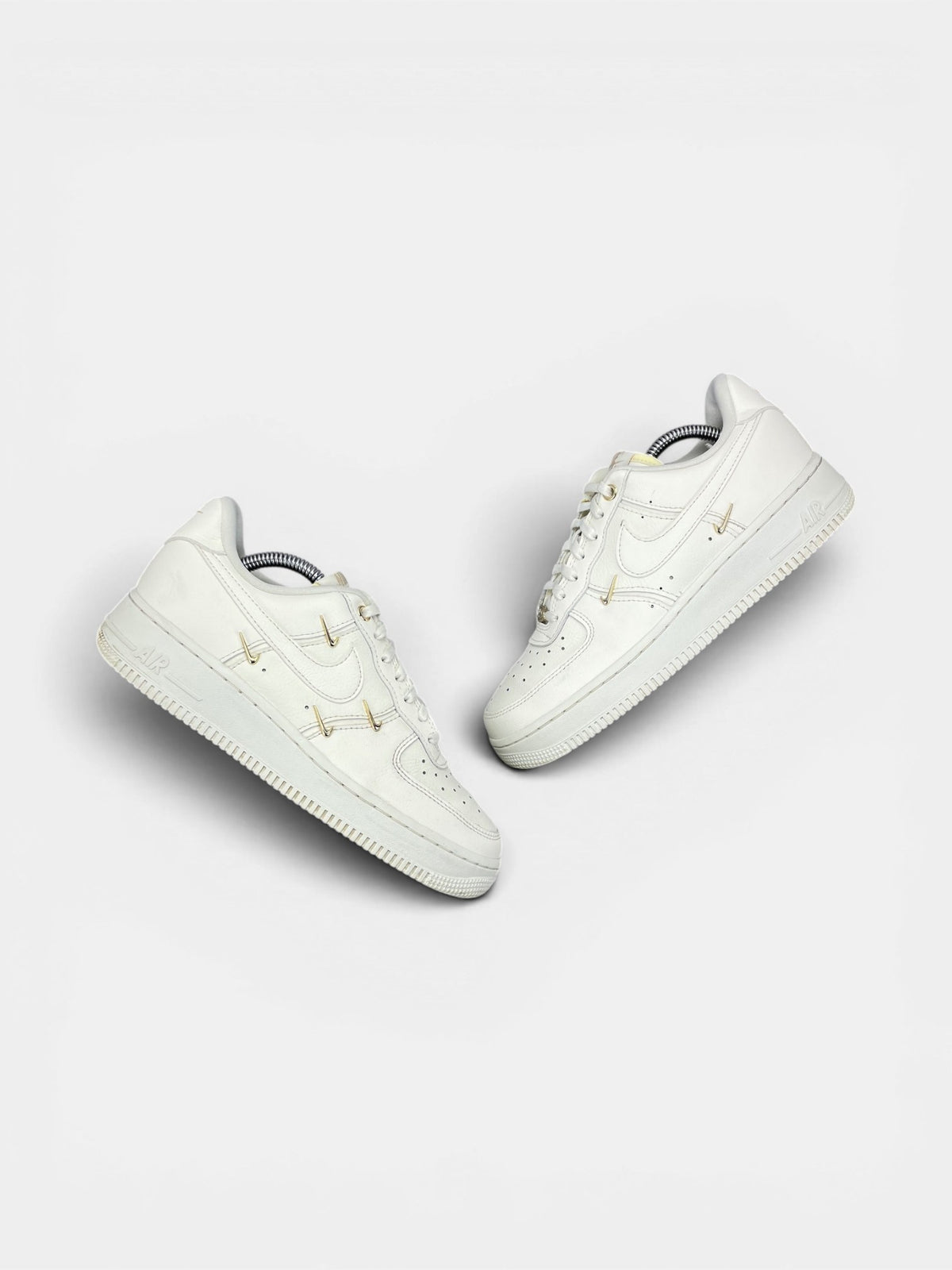 Nike Air Force 1 Low — buty sportowe damskie w bardzo dobrym stanie rozmiar 38.5, widok z góry na zewnętrzną stronę butów