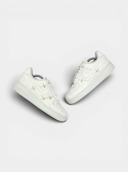 Nike Air Force 1 Low — buty sportowe damskie w bardzo dobrym stanie rozmiar 38.5, widok z góry na zewnętrzną stronę butów