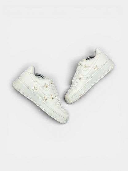 Nike Air Force 1 Low — buty sportowe damskie w bardzo dobrym stanie rozmiar 38.5, zewnętrzny panel prawego buta