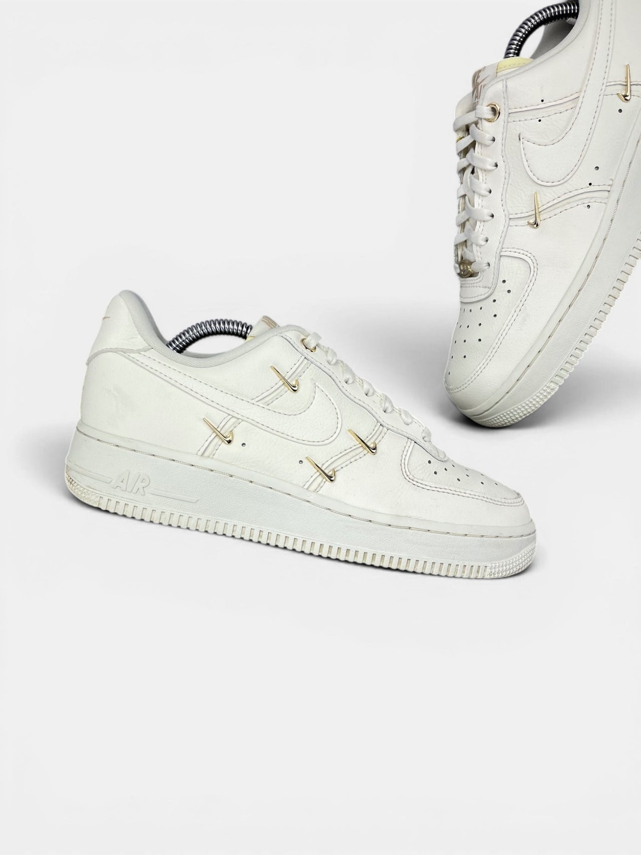Nike Air Force 1 Low — buty sportowe damskie w bardzo dobrym stanie rozmiar 38.5, zewnętrzny panel lewego buta