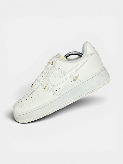 Nike Air Force 1 Low — buty sportowe damskie w bardzo dobrym stanie rozmiar 38.5, widok z góry na wewnętrzną stronę butów