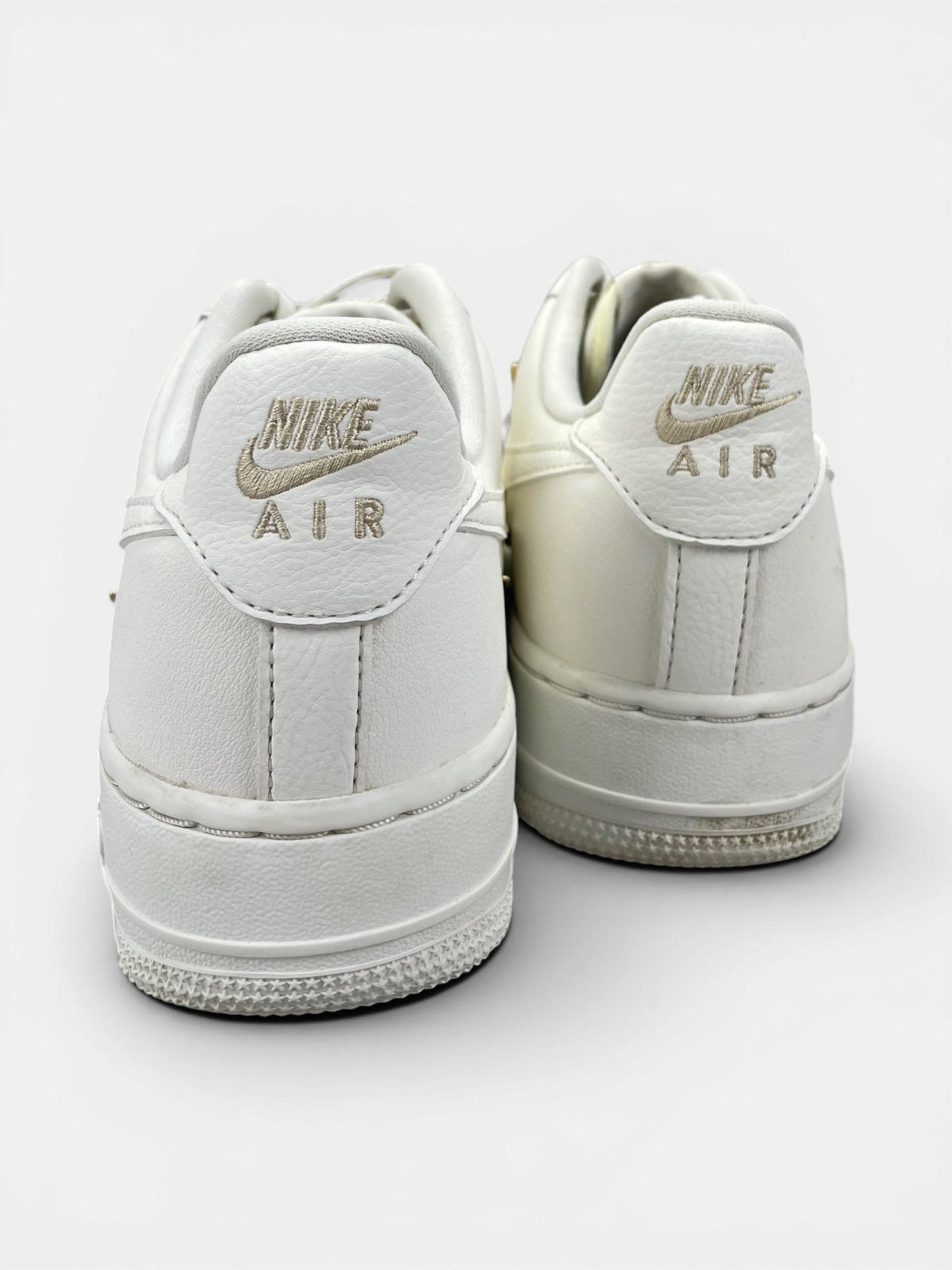 Nike Air Force 1 Low — buty sportowe damskie w bardzo dobrym stanie rozmiar 38.5, widok z tyłu