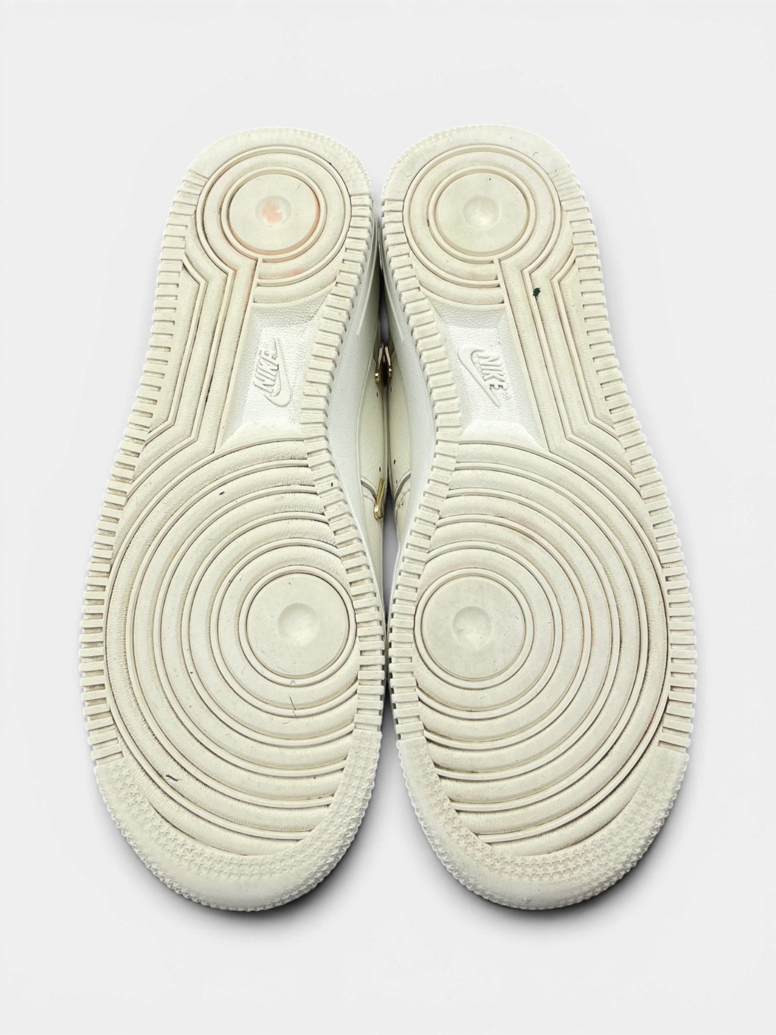 Nike Air Force 1 Low — buty sportowe damskie w bardzo dobrym stanie rozmiar 38.5, podeszwa