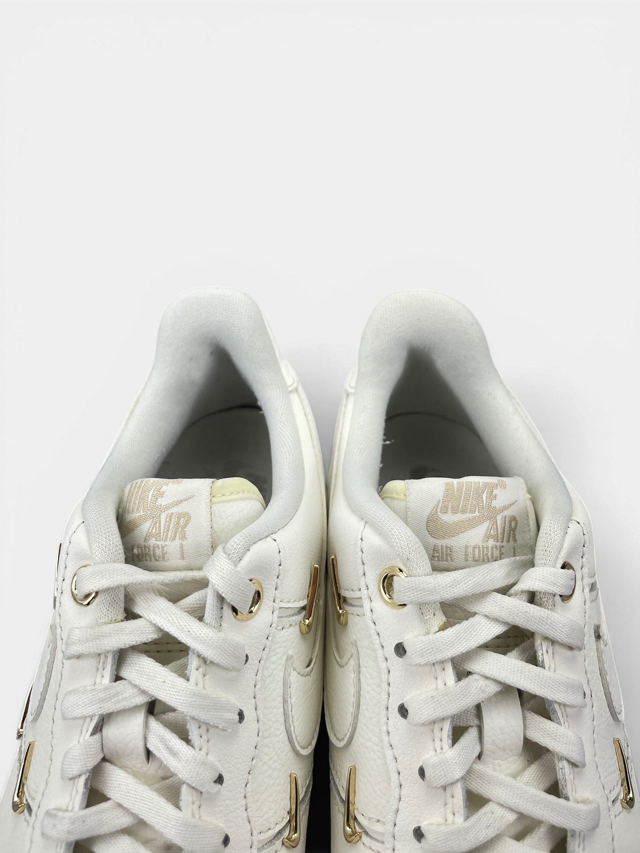 Nike Air Force 1 Low — buty sportowe damskie w bardzo dobrym stanie rozmiar 38.5, zapiętki butów