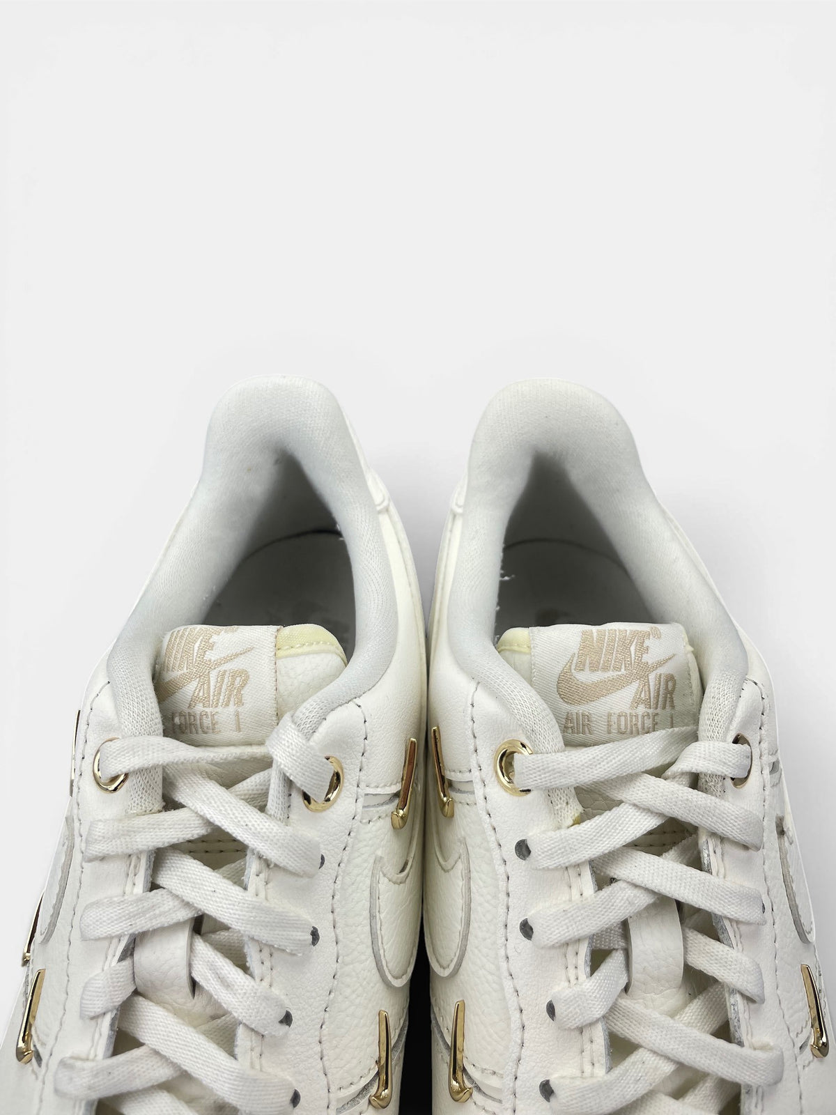 Nike Air Force 1 Low — buty sportowe damskie w bardzo dobrym stanie rozmiar 38.5, zapiętki butów