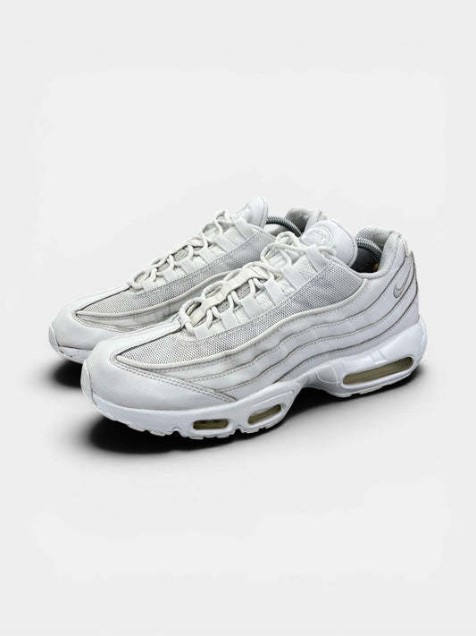 Nike Air Max 95 Essential Triple White — buty sportowe męskie w bardzo dobrym stanie rozmiar 45, widok z boku