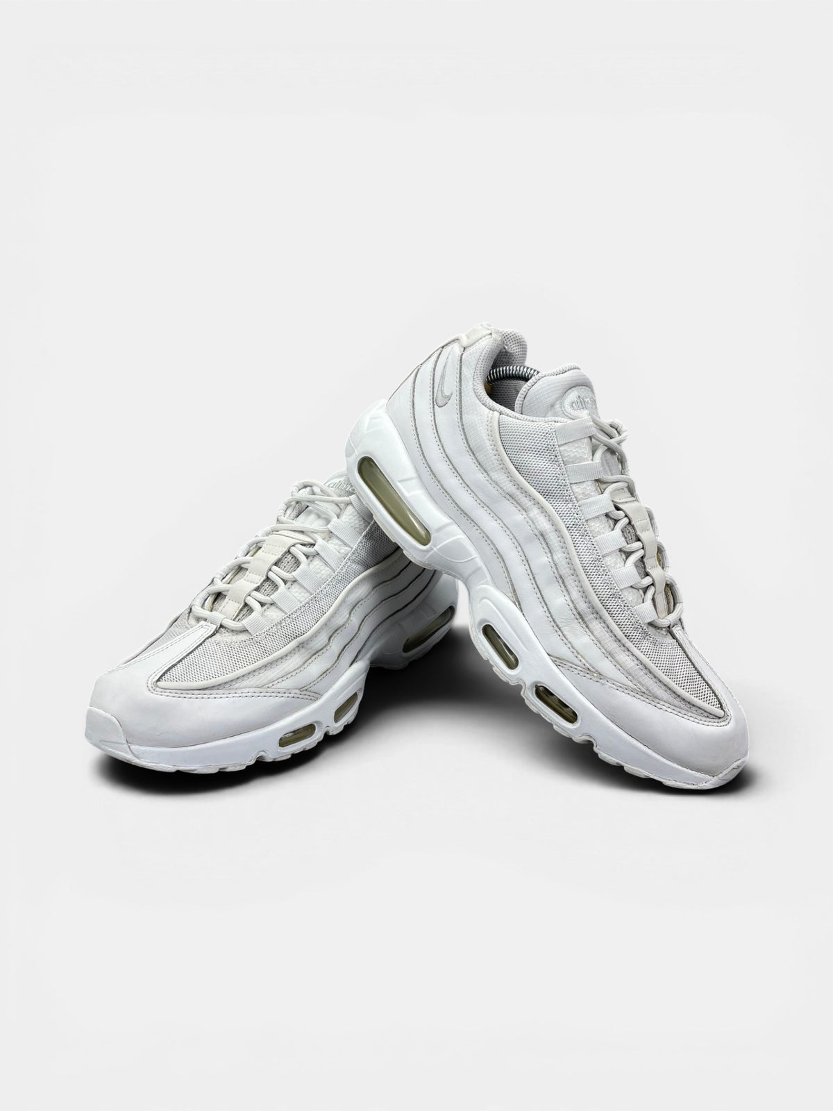 Nike Air Max 95 Essential Triple White — buty sportowe męskie w bardzo dobrym stanie rozmiar 45, boczny profil