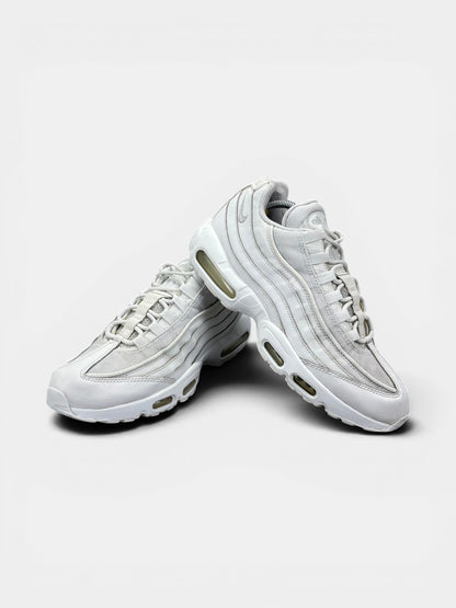 Nike Air Max 95 Essential Triple White — buty sportowe męskie w bardzo dobrym stanie rozmiar 45, boczny profil