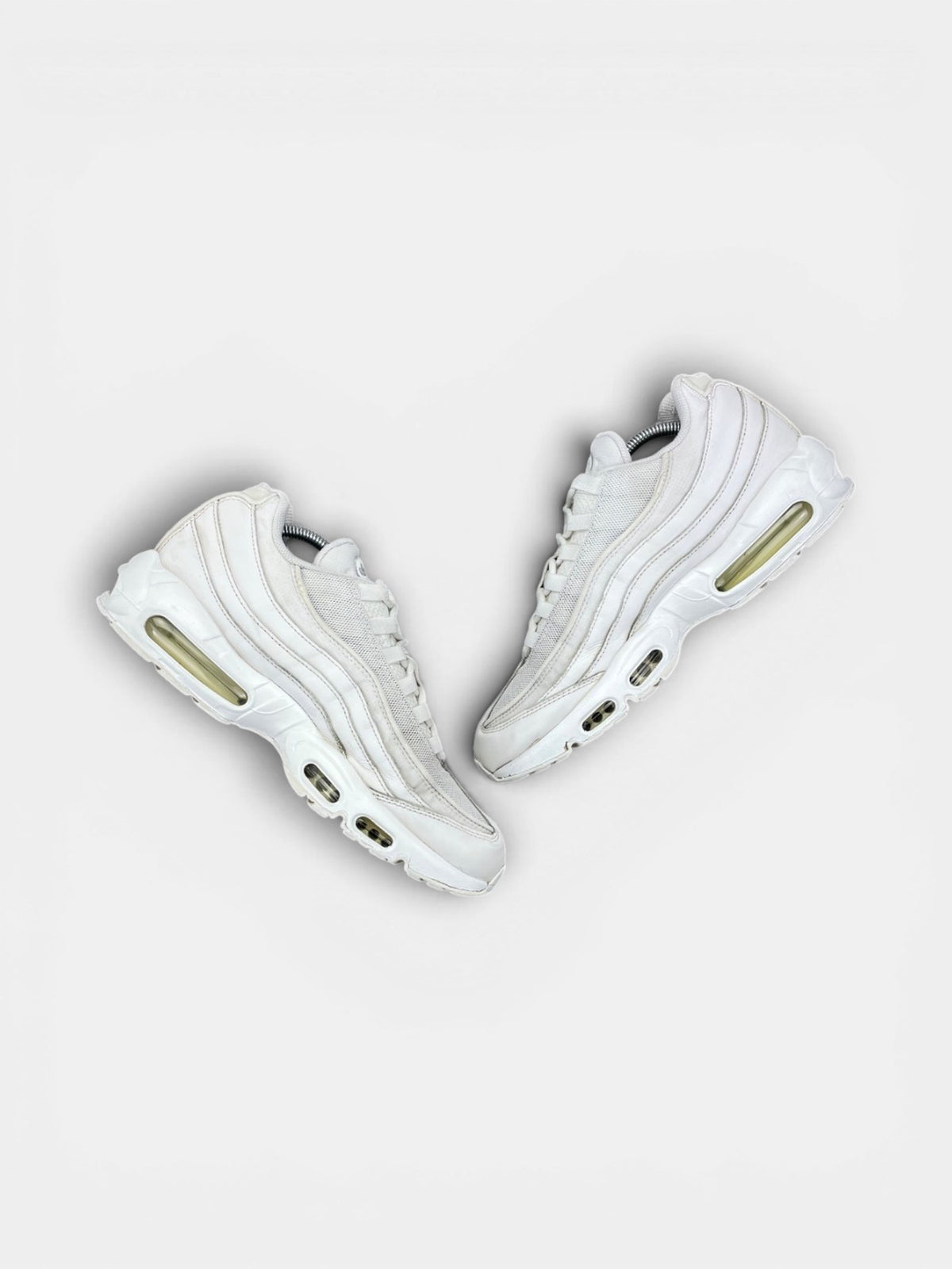 Nike Air Max 95 Essential Triple White — buty sportowe męskie w bardzo dobrym stanie rozmiar 45, zewnętrzny panel prawego buta