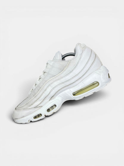 Nike Air Max 95 Essential Triple White — buty sportowe męskie w bardzo dobrym stanie rozmiar 45, wewnętrzny panel prawego buta