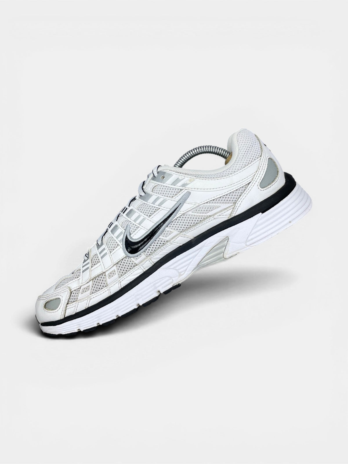 Nike P-6000 P-6000 Metallic Silver — buty sportowe męskie w bardzo dobrym stanie rozmiar 44, wewnętrzny panel prawego buta