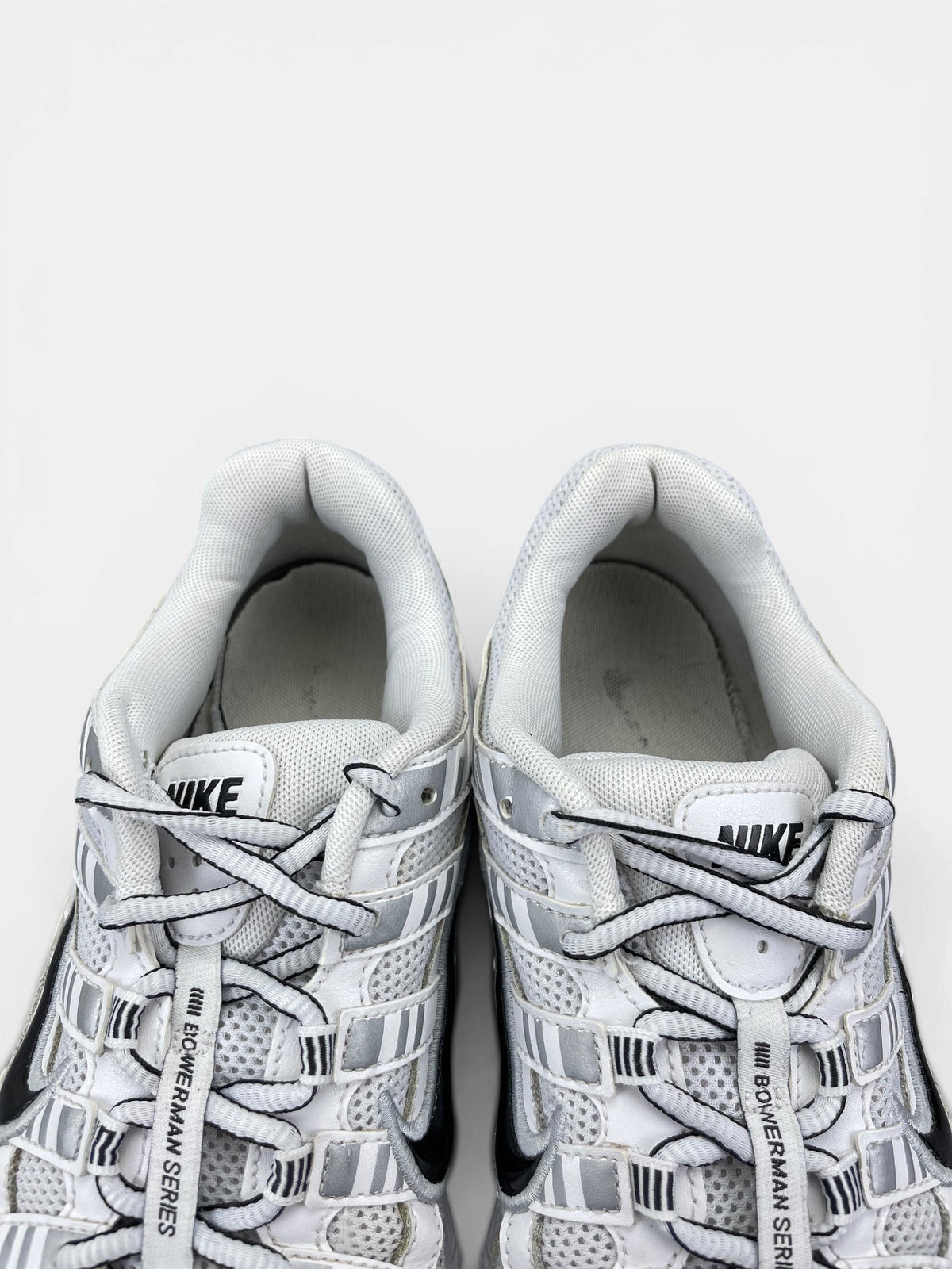 Nike P-6000 P-6000 Metallic Silver — buty sportowe męskie w bardzo dobrym stanie rozmiar 44, zapiętki butów
