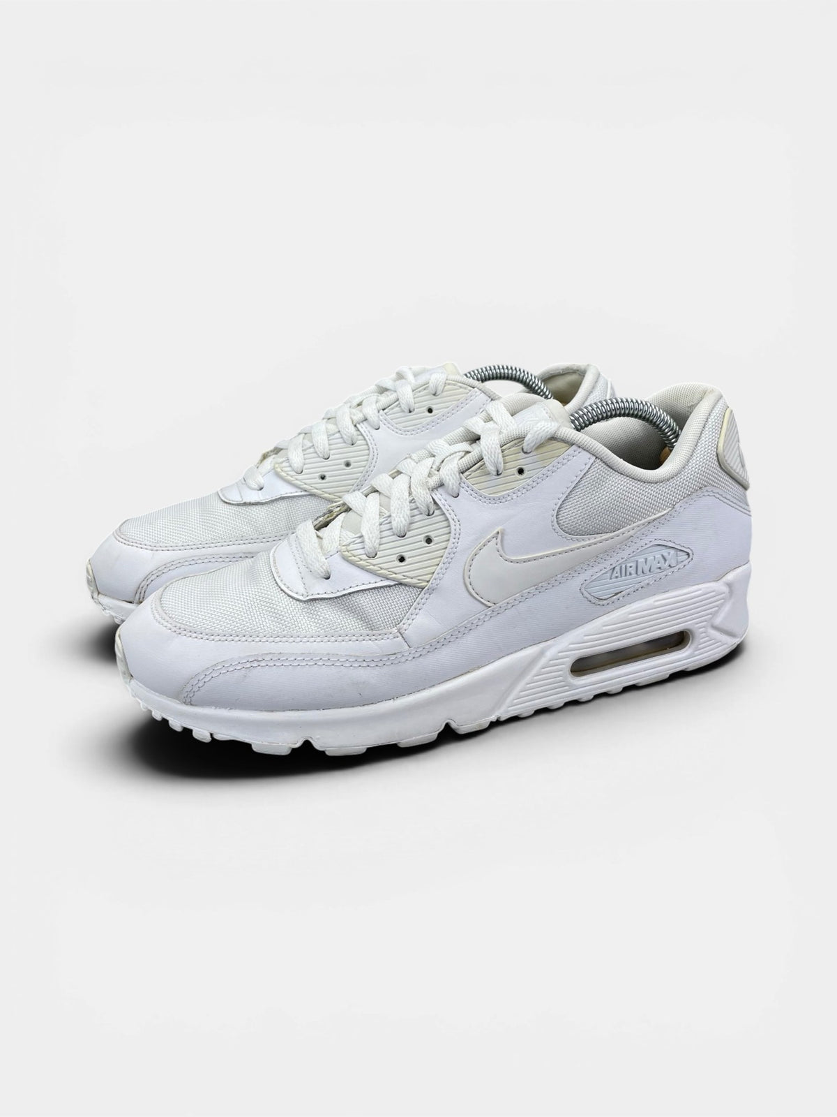 Nike Air Max 90 Triple White — buty sportowe męskie w bardzo dobrym stanie rozmiar 43, widok z boku