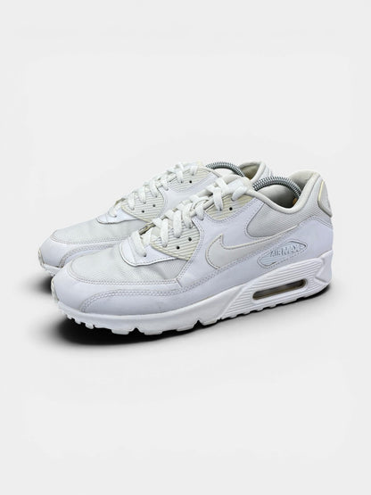 Nike Air Max 90 Triple White — buty sportowe męskie w bardzo dobrym stanie rozmiar 43, widok z boku