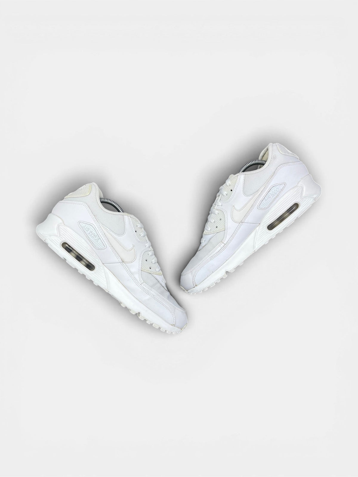 Nike Air Max 90 Triple White — buty sportowe męskie w bardzo dobrym stanie rozmiar 43, zewnętrzny panel prawego buta