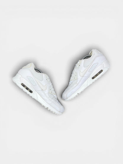 Nike Air Max 90 Triple White — buty sportowe męskie w bardzo dobrym stanie rozmiar 43, zewnętrzny panel prawego buta