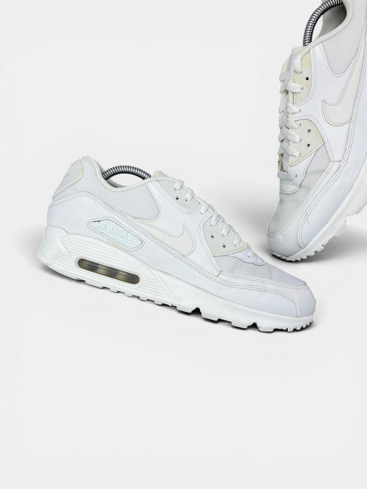Nike Air Max 90 Triple White — buty sportowe męskie w bardzo dobrym stanie rozmiar 43, zewnętrzny panel lewego buta