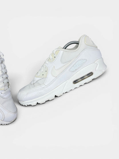 Nike Air Max 90 Triple White — buty sportowe męskie w bardzo dobrym stanie rozmiar 43, widok z góry na wewnętrzną stronę butów
