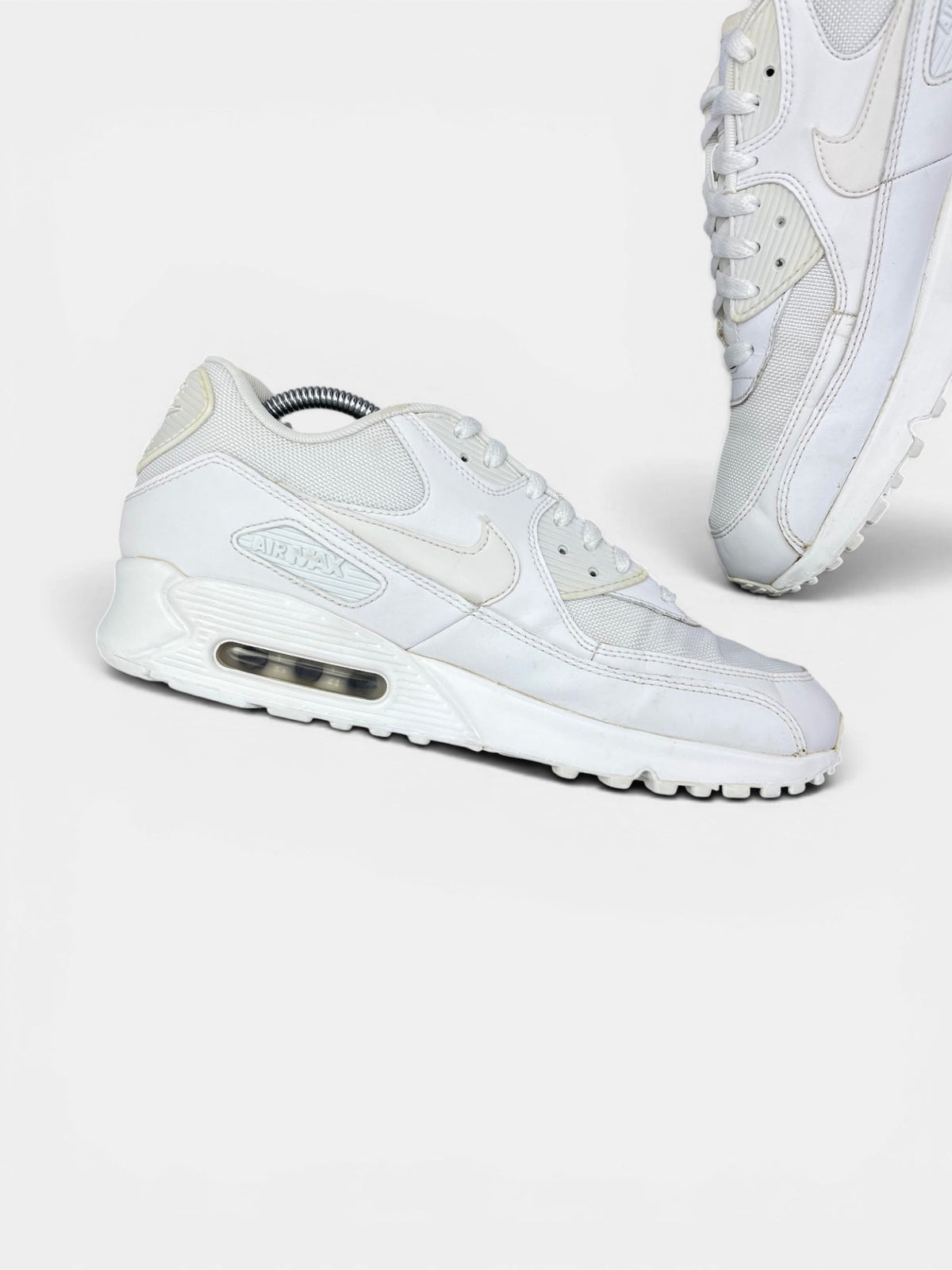 Nike Air Max 90 Triple White — buty sportowe męskie w bardzo dobrym stanie rozmiar 43, wewnętrzny panel lewego buta