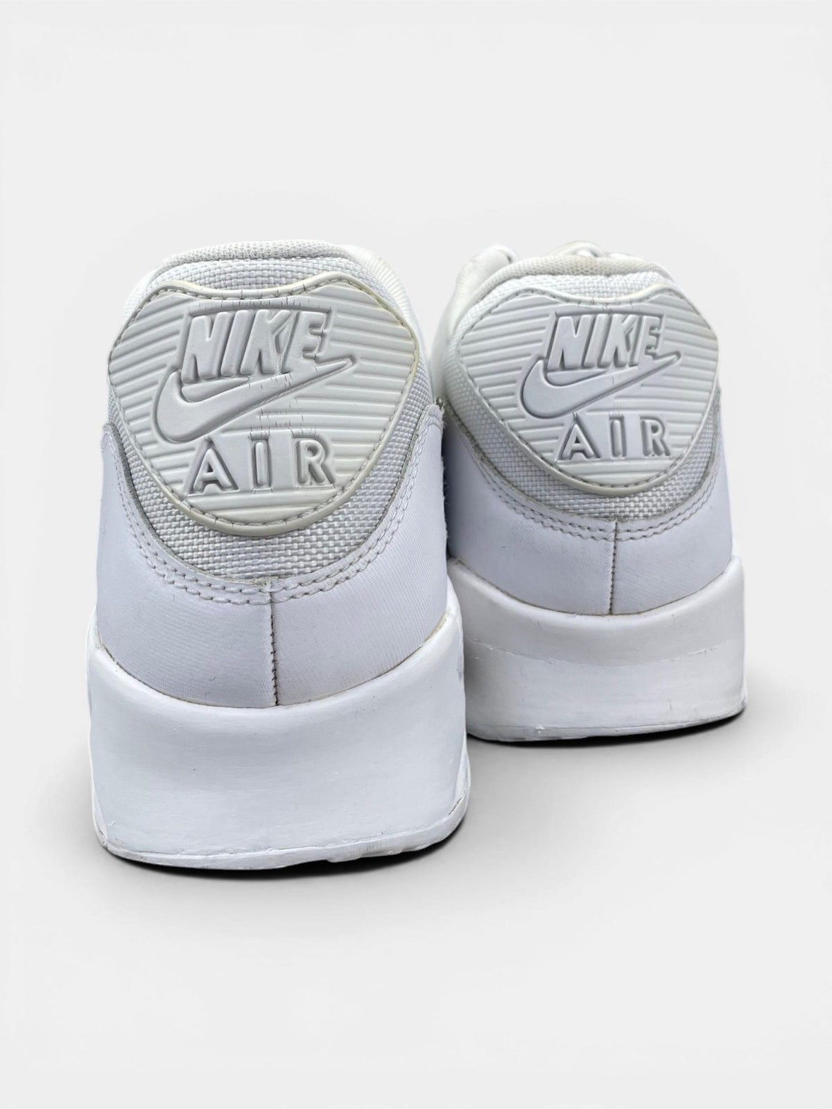Nike Air Max 90 Triple White — buty sportowe męskie w bardzo dobrym stanie rozmiar 43, widok z tyłu
