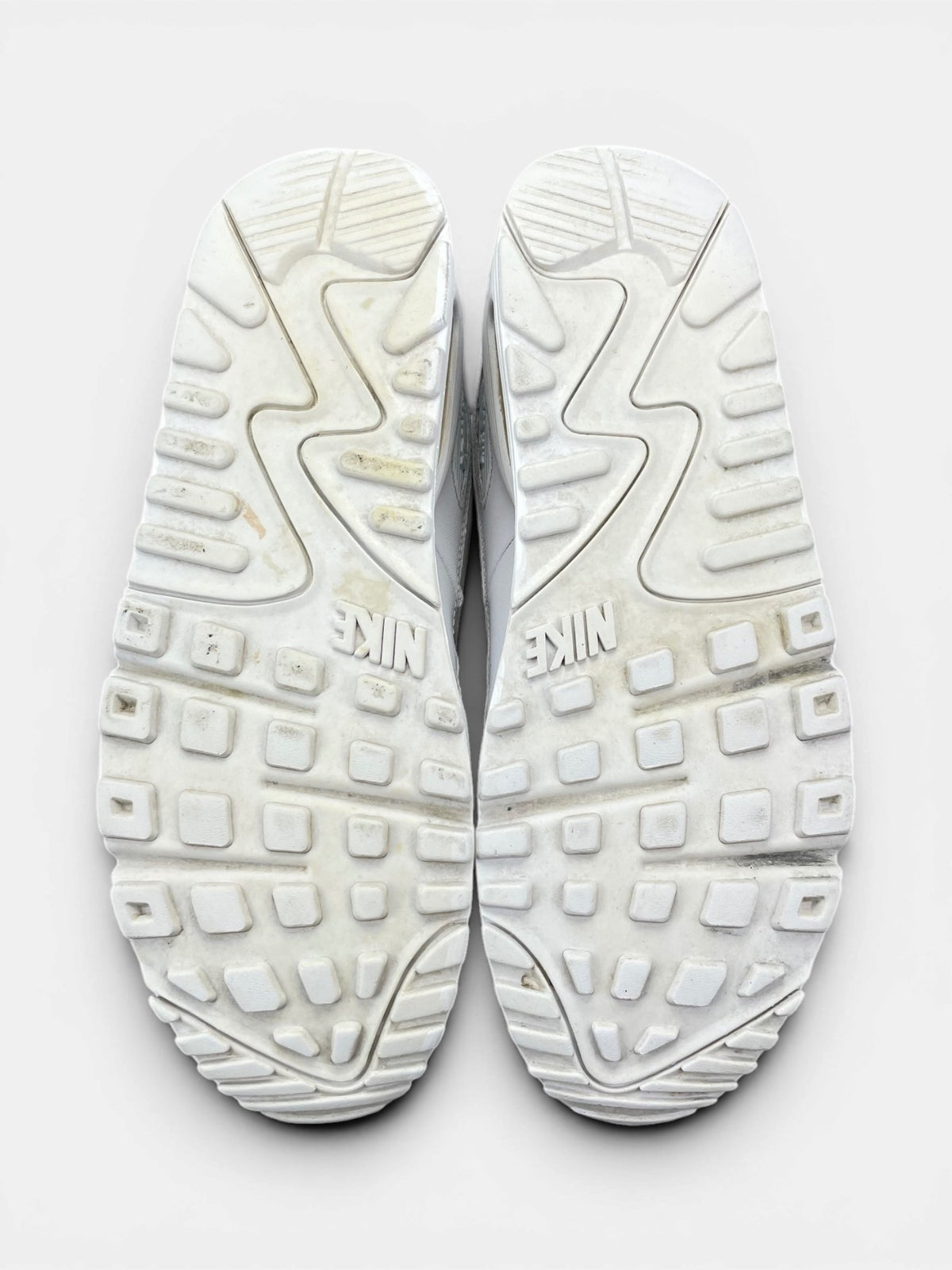 Nike Air Max 90 Triple White — buty sportowe męskie w bardzo dobrym stanie rozmiar 43, podeszwa
