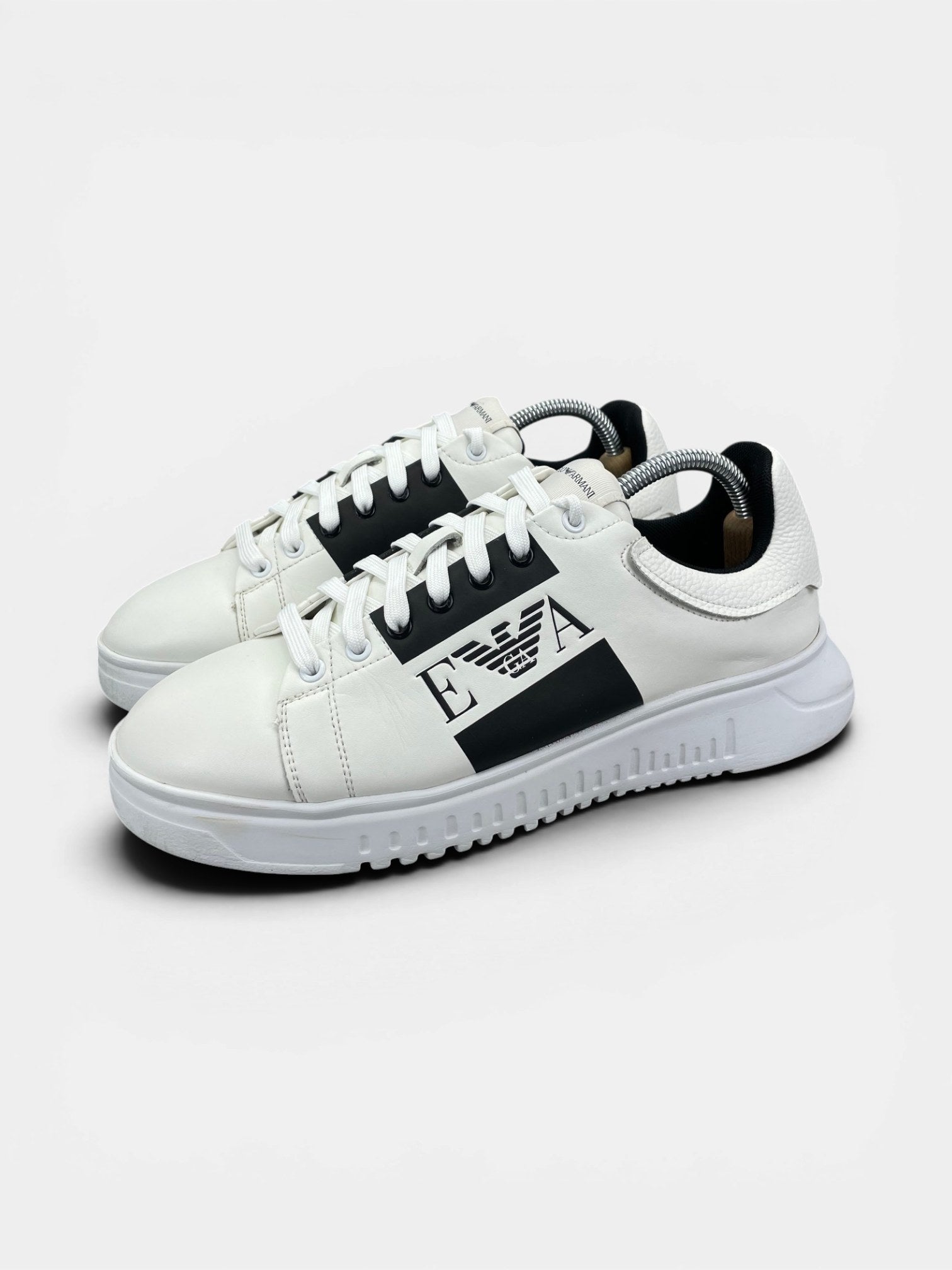 Emporio Armani Sneakers — buty sportowe męskie w bardzo dobrym stanie rozmiar 42, widok z boku